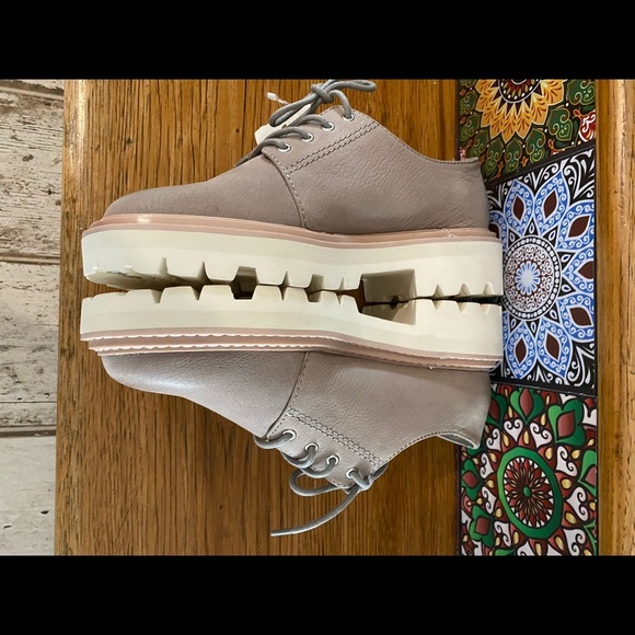 NWT DOLCE VITA leather shoes with white high rise soles! NEUTRAL & FUN!! - Picture 4 of 10